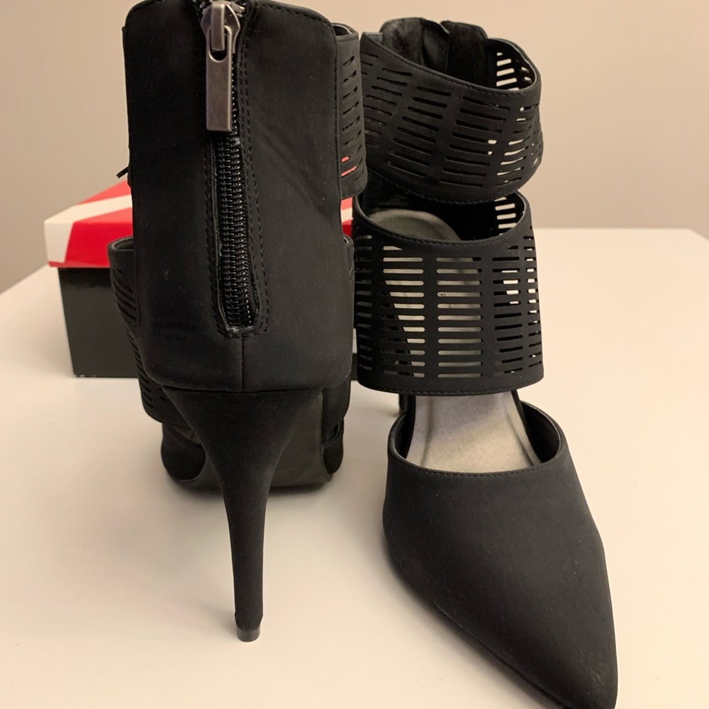 Black strappy heel 11W